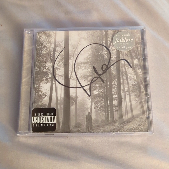 TAYLOR SWIFT. folklore. - Picture 1 of 2